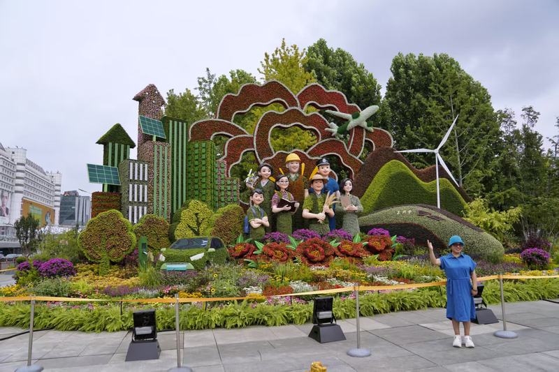 “繁荣发展”花坛。新京报记者 薛珺 摄