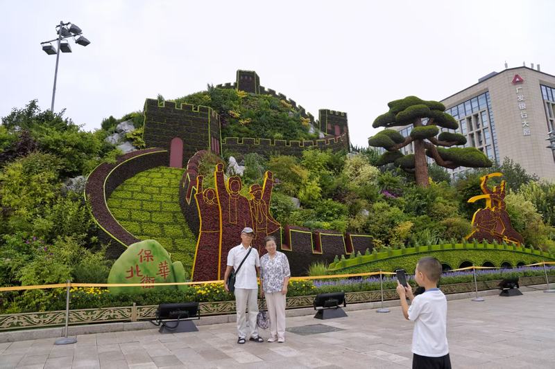 “众志成城”花坛。新京报记者 薛珺 摄