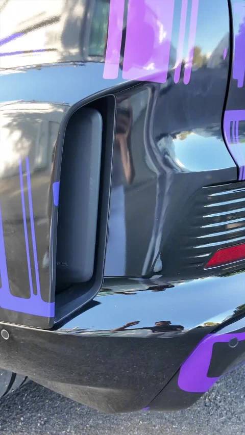 纯电卡宴Turbo尾部翼片降风阻0.06，印有保时捷<em>风洞</em>坐标