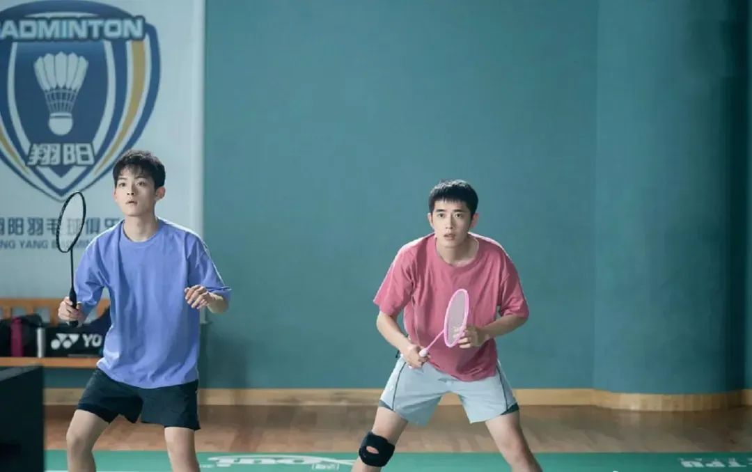 和乒乓球、篮球、跑步等一样，羽毛球在国内也算得上是国民运动。（图/《极限17：羽你同行》）