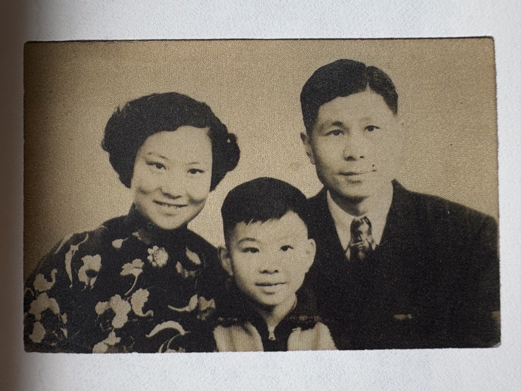 全家福，摄于1954年。翻拍自《一个中国远征军翻译官的爱情书简》