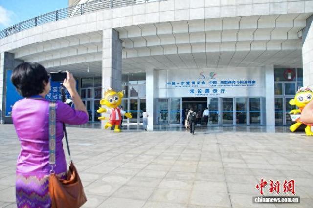 8月27日，参加2025境外媒体看广西采访活动的东盟国家主流媒体记者、外籍网络达人参访东博会常设展示厅。陈冠言 摄