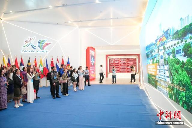 8月27日，参加2025境外媒体看广西采访活动的东盟国家主流媒体记者、外籍网络达人参访东博会常设展示厅。 陈冠言 摄