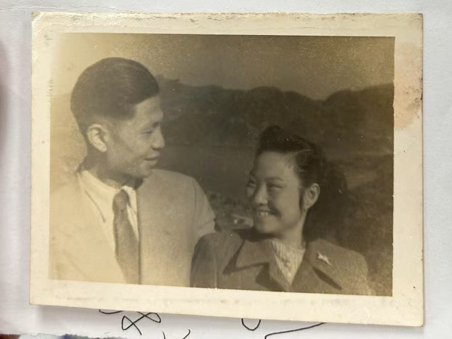 钱林保和高芳仪，摄于1945年香港道风山婚礼。