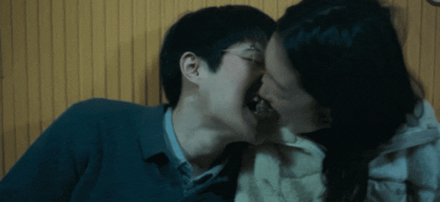 备受争议的三人传冰块镜头。图 / 《燃冬》