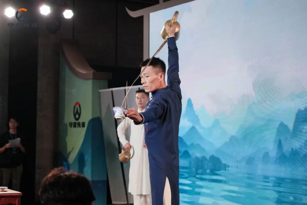 活动现场的长嘴壶茶艺表演