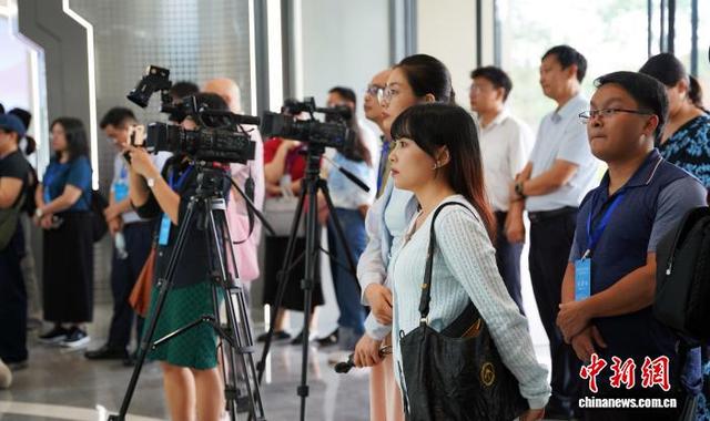 图为媒体记者在中国—东盟人工智能创新合作中心采访拍摄。中新网记者 黄艳梅 摄