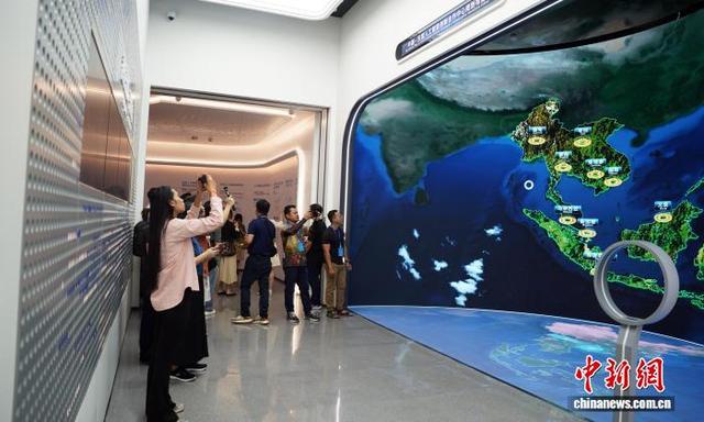 图为媒体记者在了解中国—东盟人工智能创新合作中心规划布局。中新网记者 黄艳梅 摄