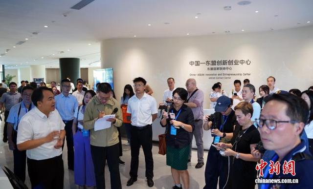 图为媒体记者在听取有关负责人介绍情况。中新网记者 黄艳梅 摄