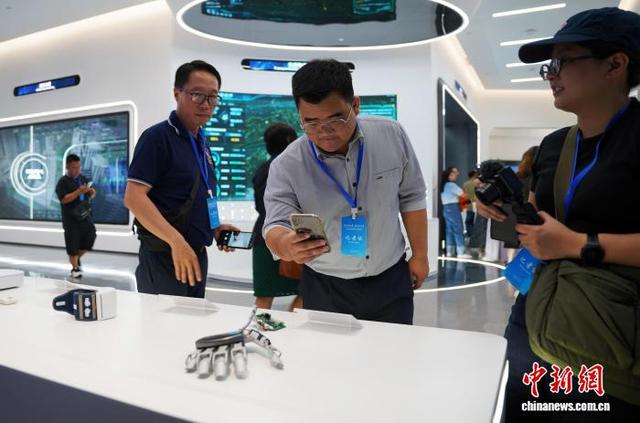 图为媒体记者在了解康复机器人手套。中新网记者 黄艳梅 摄