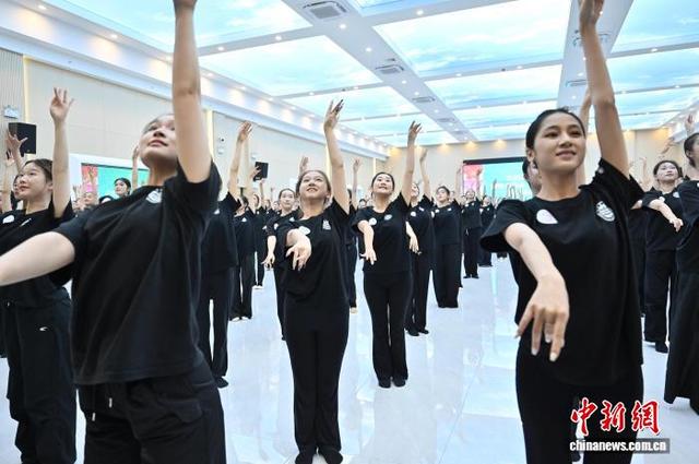 8月28日，舞蹈演员在广州市白云区排练舞蹈。中新社记者 陈楚红 摄