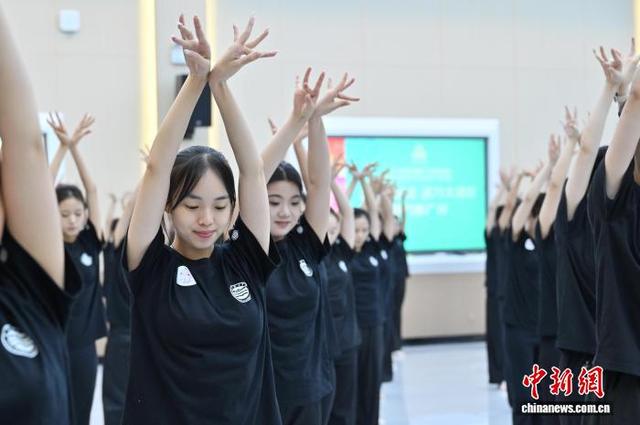 8月28日，舞蹈演员在广州市白云区排练舞蹈。中新社记者 陈楚红 摄