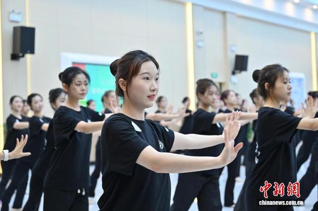 8月28日，舞蹈演员在广州市白云区排练舞蹈。中新社记者 陈楚红 摄