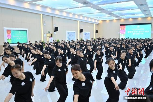 8月28日，舞蹈演员在广州市白云区排练舞蹈。中新社记者 陈楚红 摄