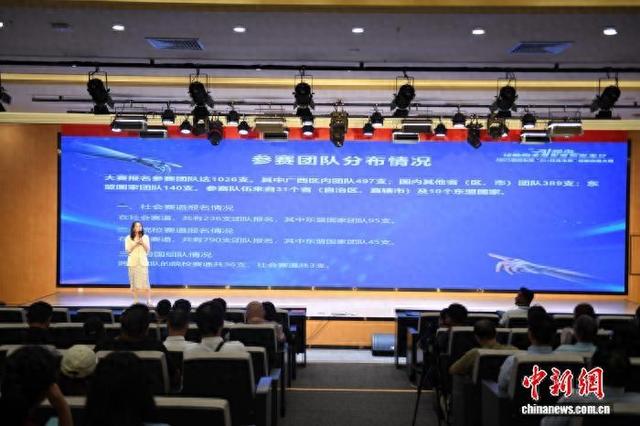 图为2025面向东盟“AI+跨境电商”创新应用大赛工作人员介绍比赛情况。林浩 摄