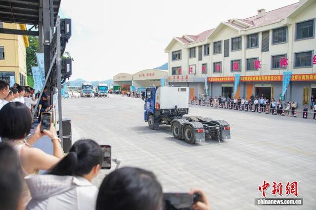 图为无人驾驶集装箱卡车竞技演示。陈冠言 摄