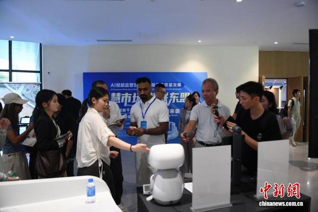 图为媒体记者在体验AI产品。林浩 摄