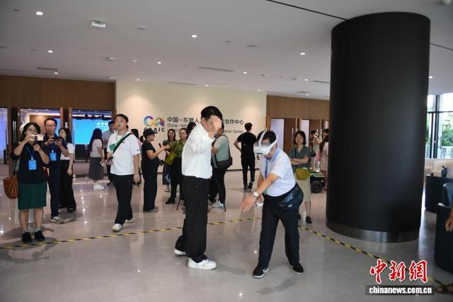 图为媒体记者在体验AI产品。林浩 摄