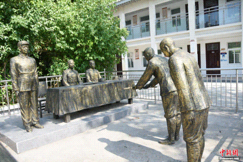 漯河市第二中学内复原日军受降仪式现场雕像。王宇 摄