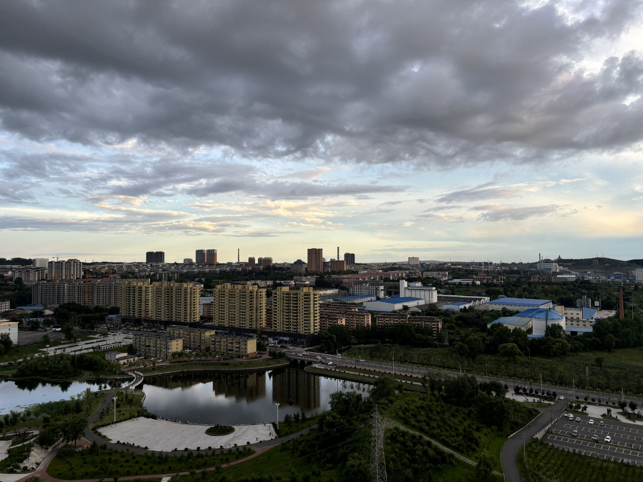 傍晚，在鶴崗的平安寶塔上俯瞰  攝影/安然然