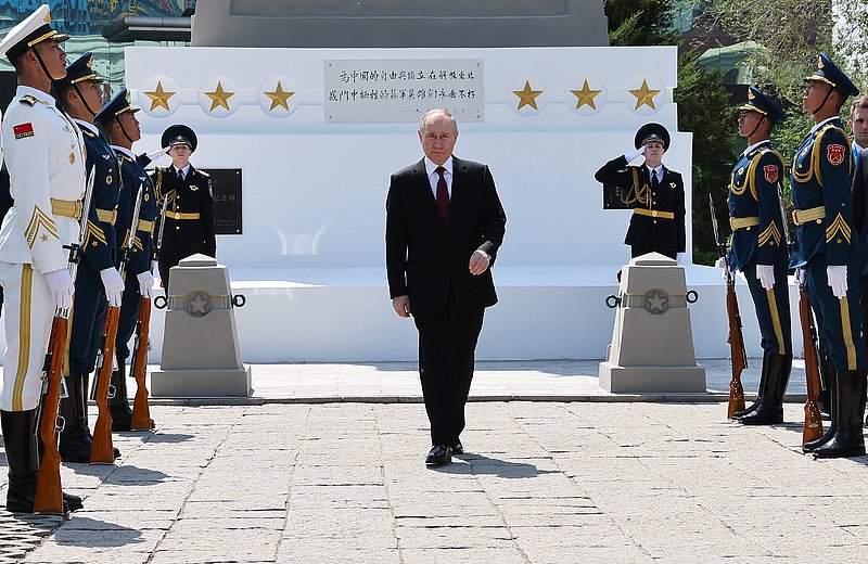 2024年5月17日，哈尔滨，俄罗斯总统普京向苏联红军烈士纪念碑献花。 视觉中国