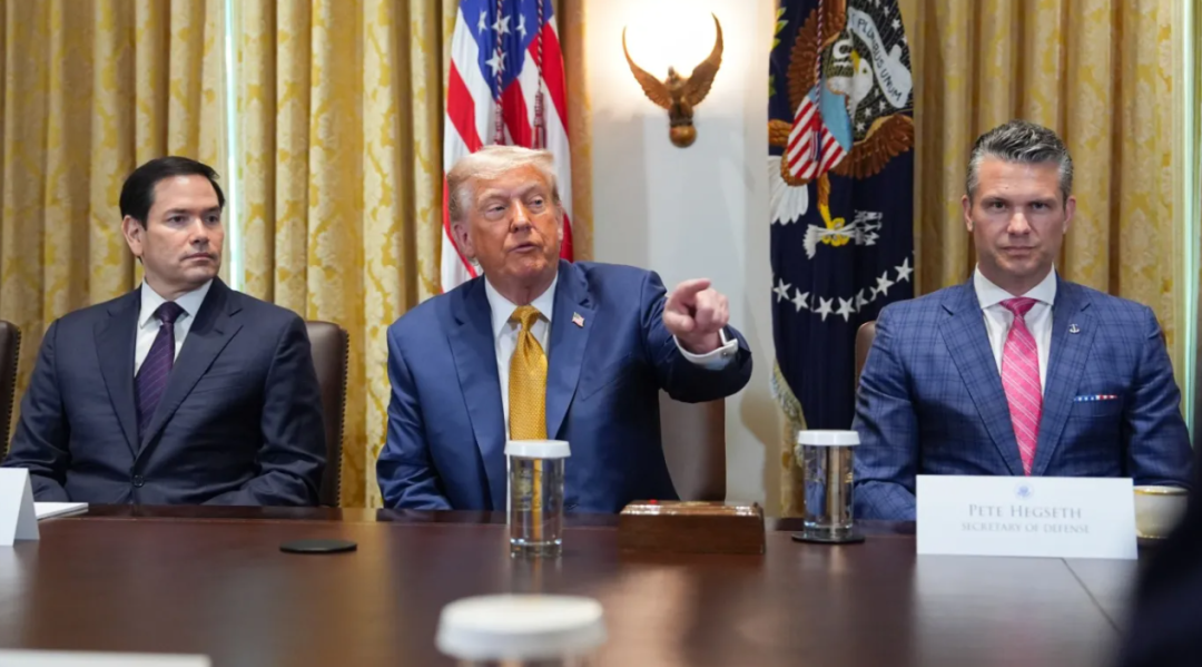 ▲特朗普（中）在内阁会议上发言