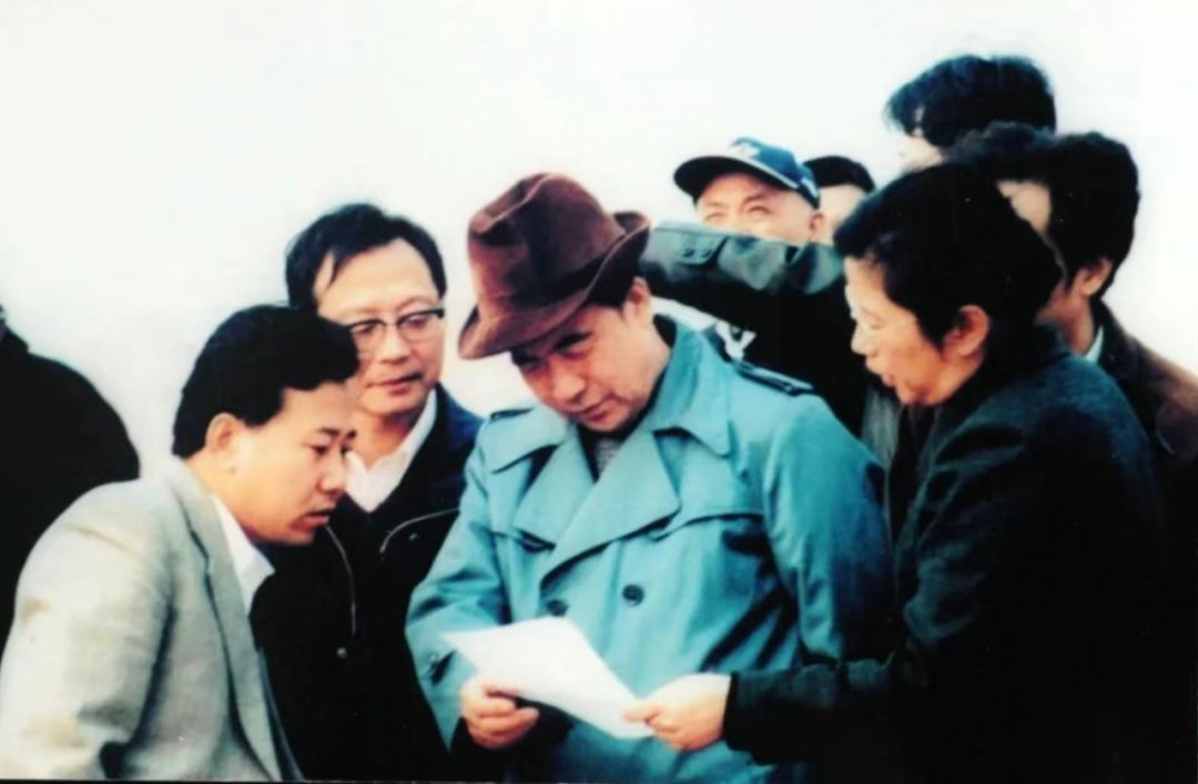 2000年于本水与试验队一起阅读试验数据。