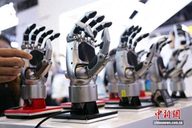 资料图：2025世界人工智能大会现场。中新社记者 汤彦俊 摄