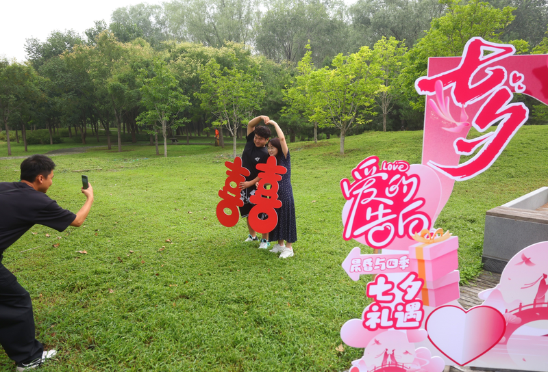 新人在大运河森林公园拍照留念。新京报记者 王贵彬 摄