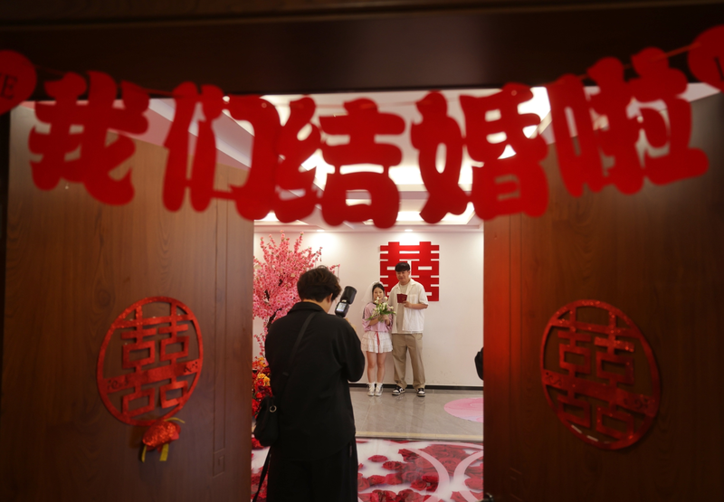 一对新人领证后拍照留念。新京报记者 王贵彬 摄