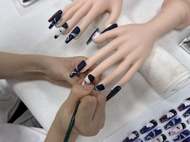 崔家慈制作的国风美甲。新京报记者 耿子叶 摄