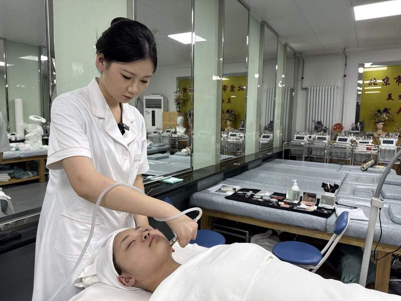 崔家慈（左）在练习做美容。新京报记者 耿子叶 摄