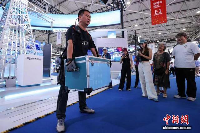 8月28日，在2025数博会展馆，参观者在中国南方电网展区体验穿戴电力作业外骨骼机器人。中新社记者 瞿宏伦 摄