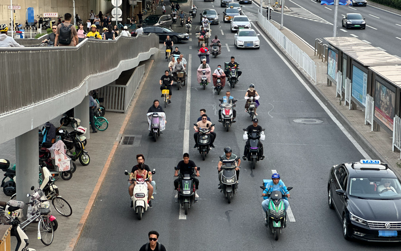 ▲资料图：道路上行驶的电动自行车。新京报记者 王贵彬 摄