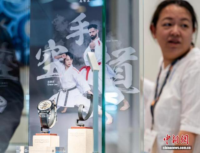 图为一家香港制表商以第12届世界运动会空手道女子型金牌得主、中国香港运动员刘慕裳为主题制作的手表。中新网记者 侯宇 摄