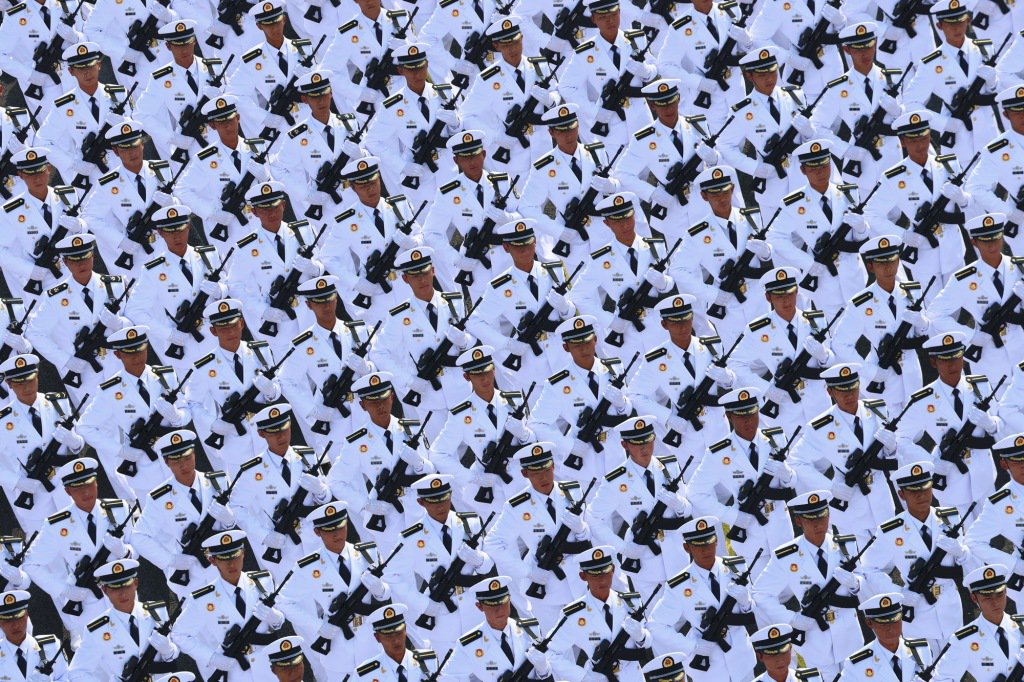 这是海军方队接受检阅.新华社记者 刘续 摄