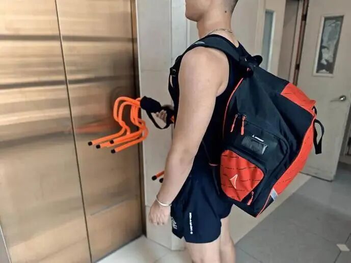 图 | 带着器材上门教学的体育生小海