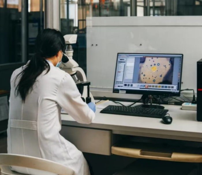 茅臺員工通過(guò)儀器進(jìn)行菌群研究圖片來(lái)源：貴州茅臺公眾號