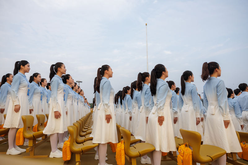 纪念大会开始前，合唱团成员就位。新京报记者 王子诚 摄