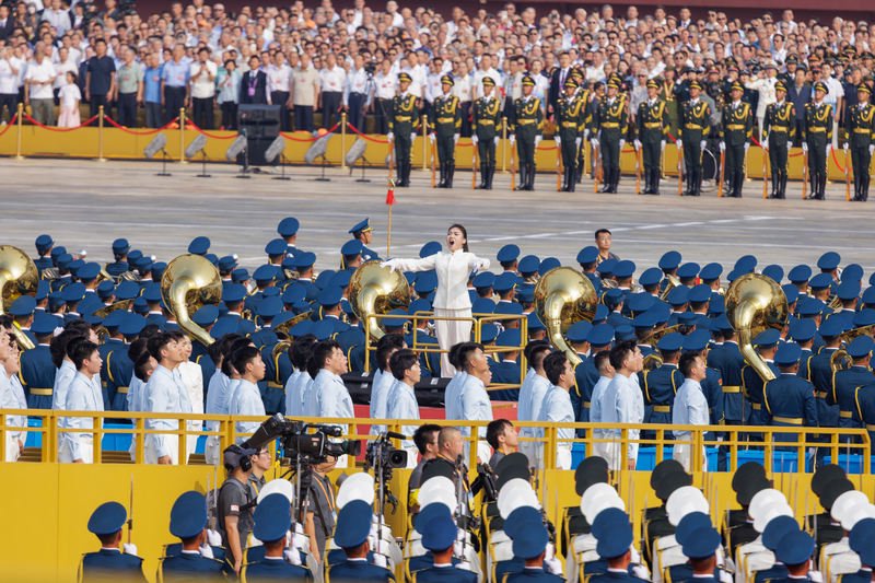 合唱团在北京天安门广场放声高歌。新京报记者 王子诚 摄
