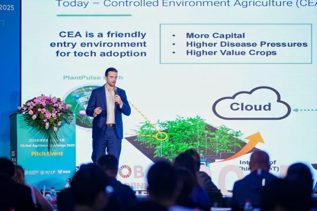 ▲现场路演环节，美国PlantPulse Patch 项目负责人向观众讲解其技术模型。傅俊豪|摄