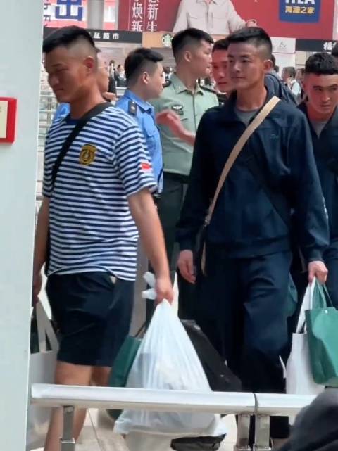 参加完九三阅兵后兵哥哥返回家乡脸上都晒黑了晒痕清晰可见致敬!|返乡_新浪新闻