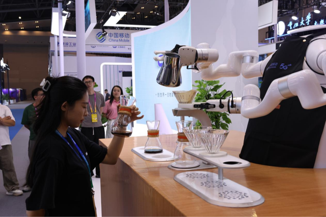 咖啡制作机器人为市民调制一杯美式咖啡（央广网发 肖世豪 摄）