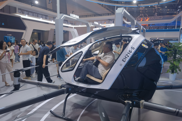 观众体验长安汽车无人驾驶载人航空器（央广网发 贾亦寒 摄）