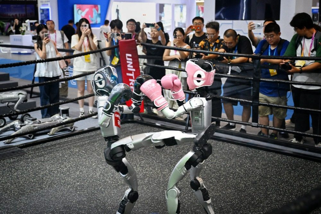 宇树机器人正在进行拳击比赛（央广网发 龙帆 摄）