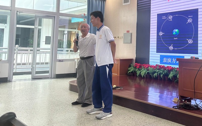 焦维新带领学生演示月亮的公转和自转。 新京报记者刘洋 摄
