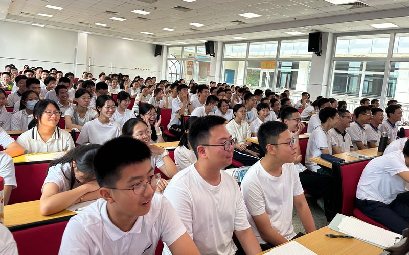 焦维新的课堂充满笑声。 新京报记者刘洋 摄