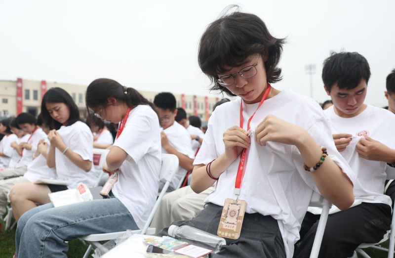 新生佩戴校徽。新京报记者 李木易 摄