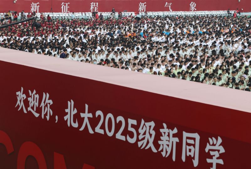 身穿各色院衫的新生们一起开启新学期。新京报记者 李木易 摄