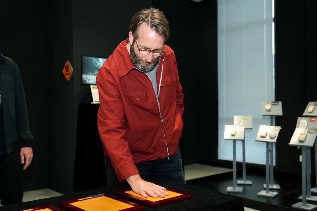 图为格里尼在游戏博物馆中留下手印纪念